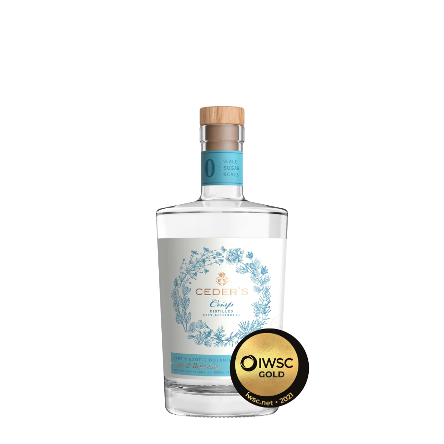 Bouteille de Ceder’s Crisp, un spiritueux sans alcool, élégamment présentée avec un design épuré et des motifs évoquant les plantes aromatiques | MAISON COCKTAIL